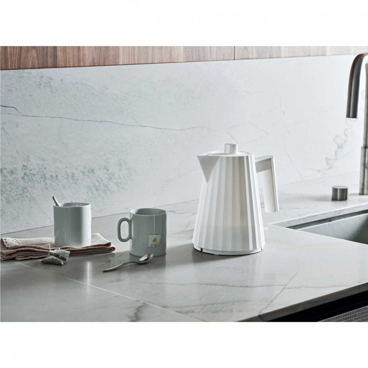 Bollitore elettrico in resina termoplastica Spina europea 2400W