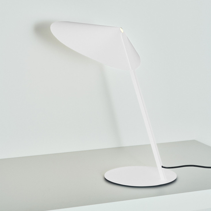 Lampada da tavolo in metallo dal design moderno