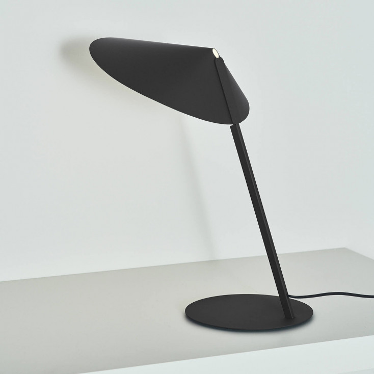 Lampada da tavolo in metallo dal design moderno