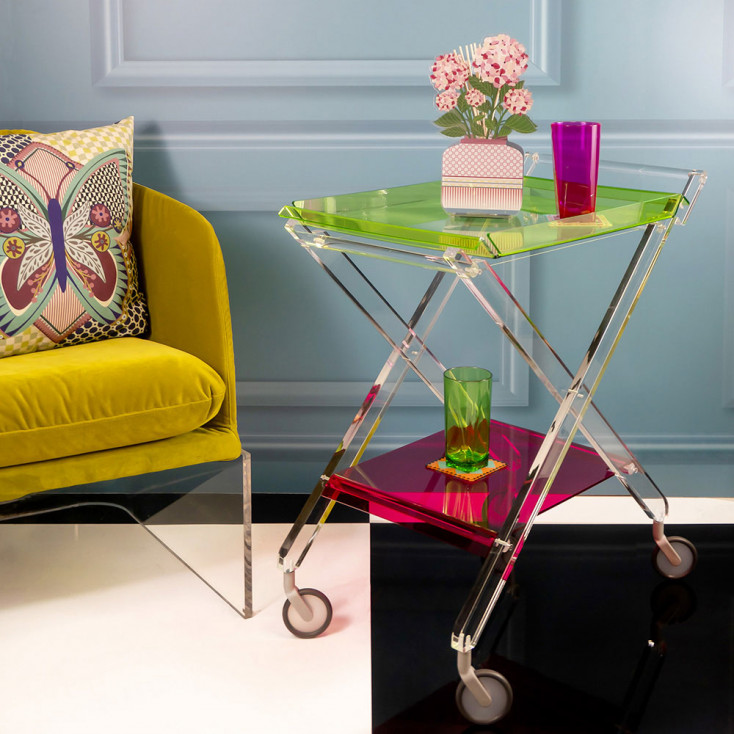 Carrello in plexiglass con ruote dal design moderno