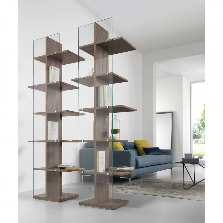 Libreria moderna da terra divisoria con struttura in legno e fondo in vetro