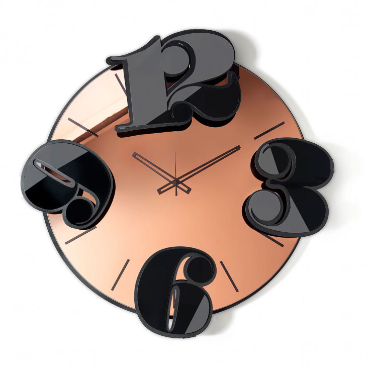 Orologio da parete in metallo con quadrante in vetro di design