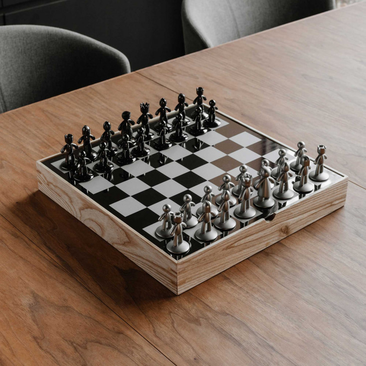 Scacchiera in legno con pedine in metallo