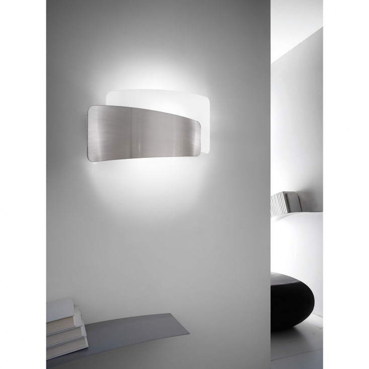 Applique da parete in metallo con diffusore in vetro dal design moderno