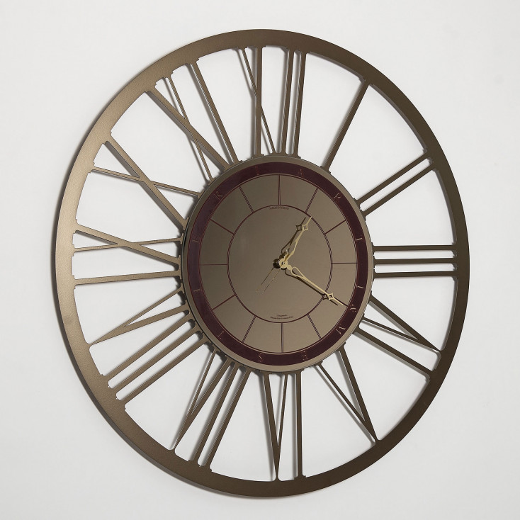 Orologio da parete grande di design in metallo con numeri romani
