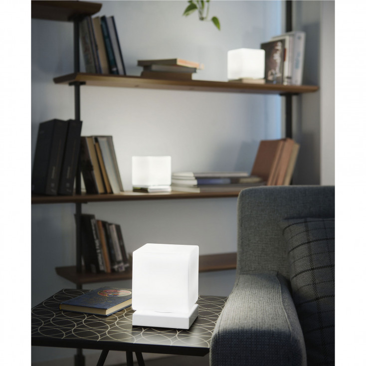 Abatjour a LED dimmerabile struttura in metallo e diffusore in vetro
