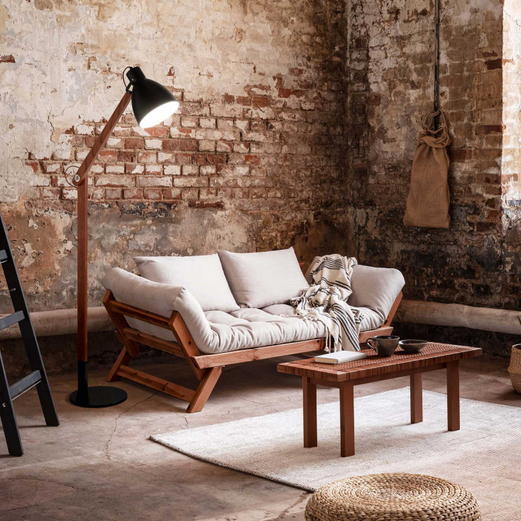 Piantana da terra in stile moderno con struttura in legno e paralume in metallo