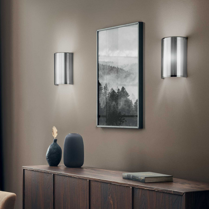 Lampada da parete moderna in metallo con diffusore in vetro dal design moderno