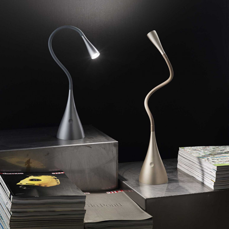 Lampada da tavolo a LED flex in plastica e metallo con diffusore snodabile