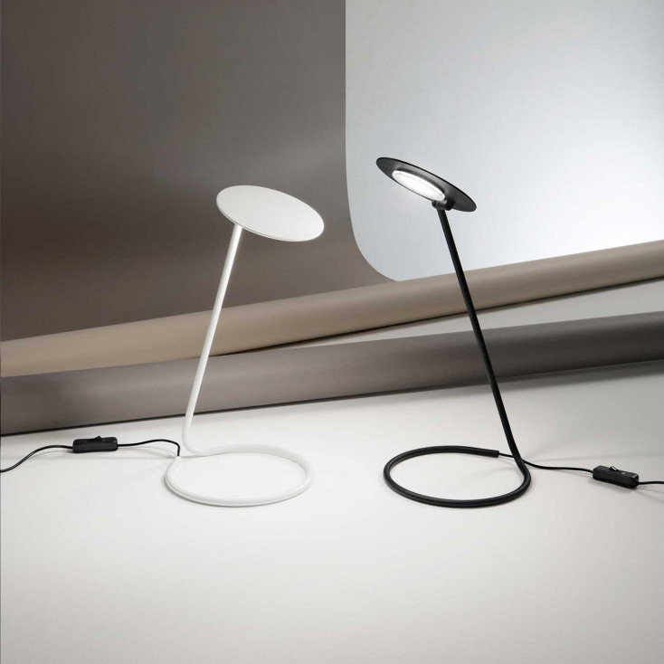 Lampada da tavolo a LED orientabile di design moderno in metallo
