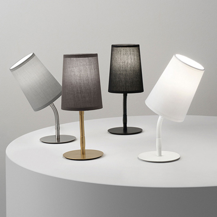 Lampada da tavolo moderna in metallo con struttura flessibile e orientabile