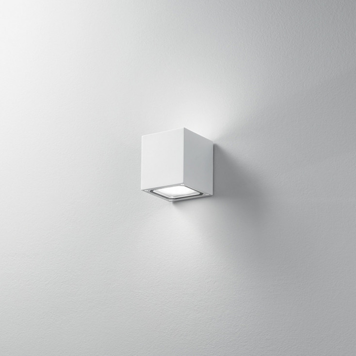 Applique da parete biemissione in alluminio con diffusori in vetro trasparente