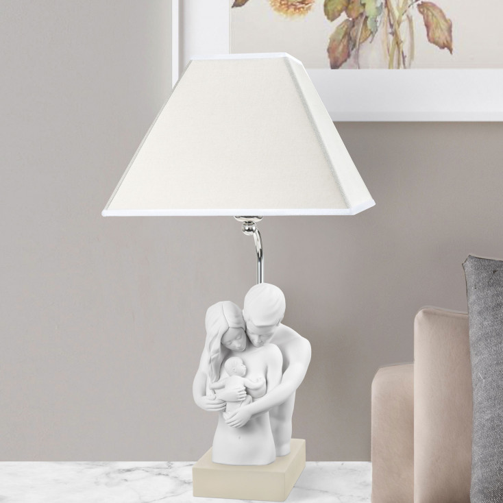 Lampada da tavolo moderna con scultura abbraccio famiglia