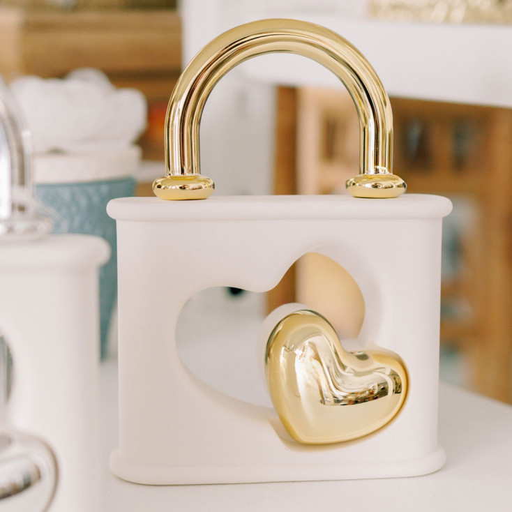 Scultura piccola a forma di luccetto con cuore in marmorino