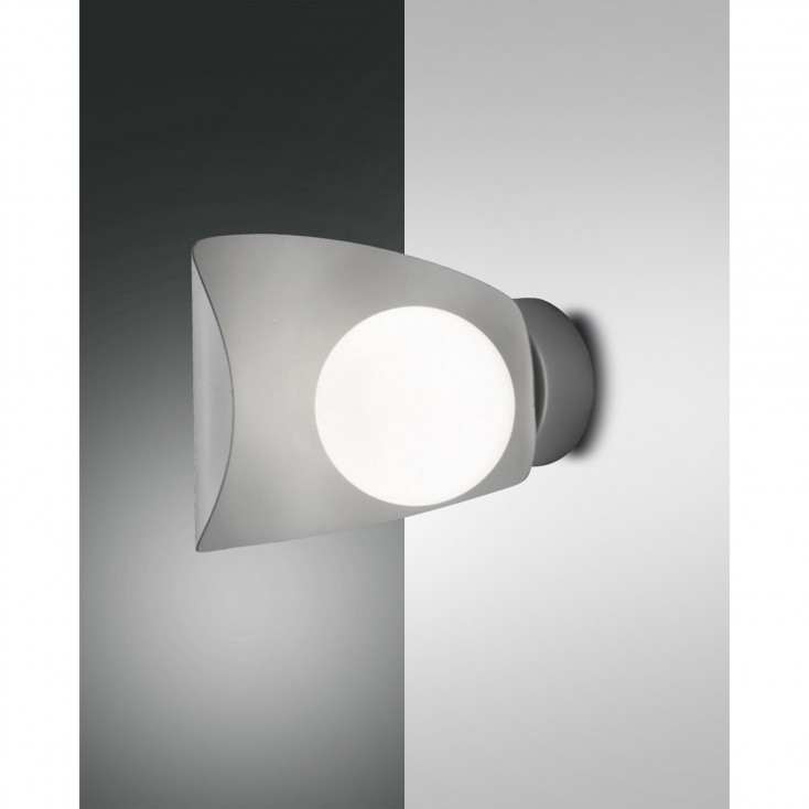 Applique da parete a LED in metallo con paralume in vetro dal design moderno