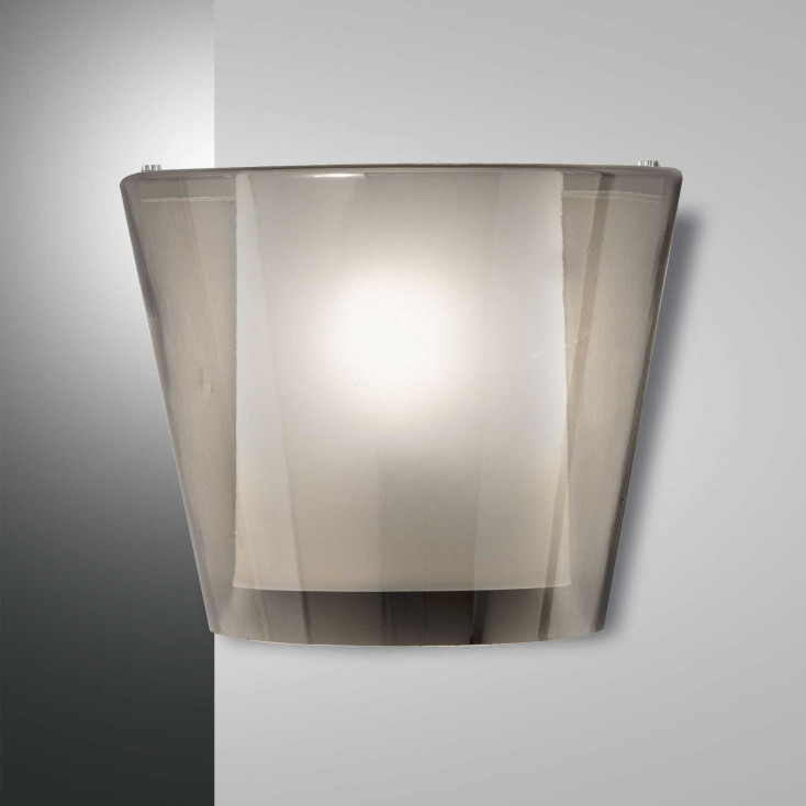 Lampada da parete con diffusore in vetro dalle linee moderne