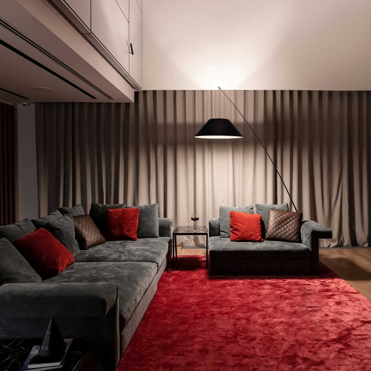 Lampada da terra con base in cemento e struttura in metallo design moderno