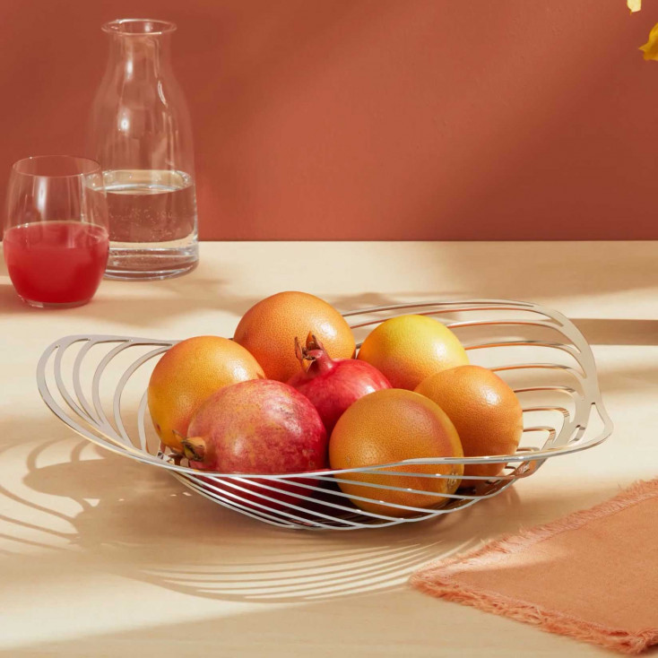 Centrotavola in acciaio dal design moderno dalle linee eleganti