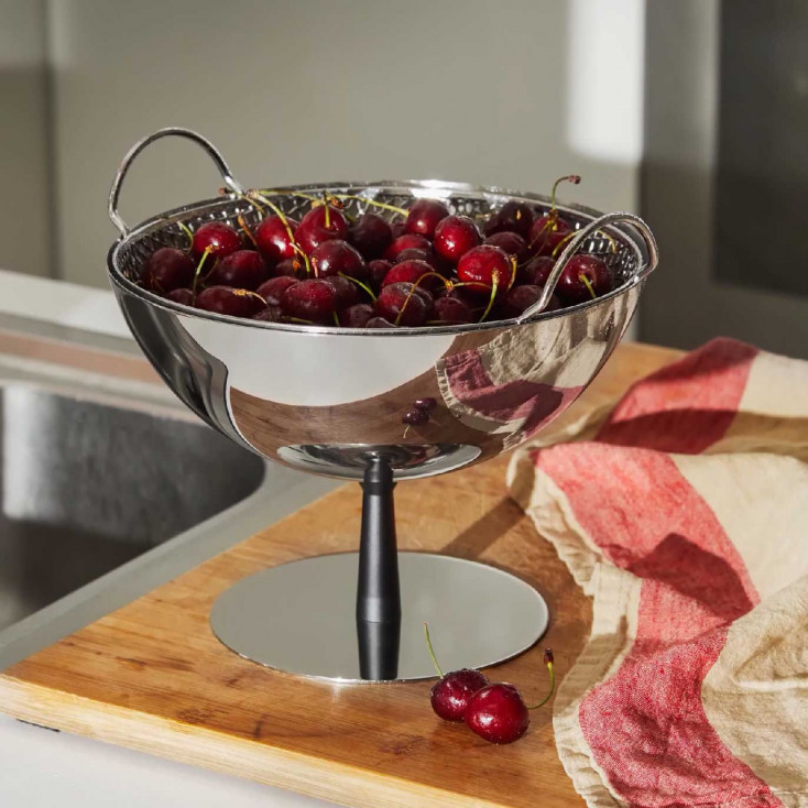 Fruttiera scolatoio in acciaio lucido dal design moderno ed elegante