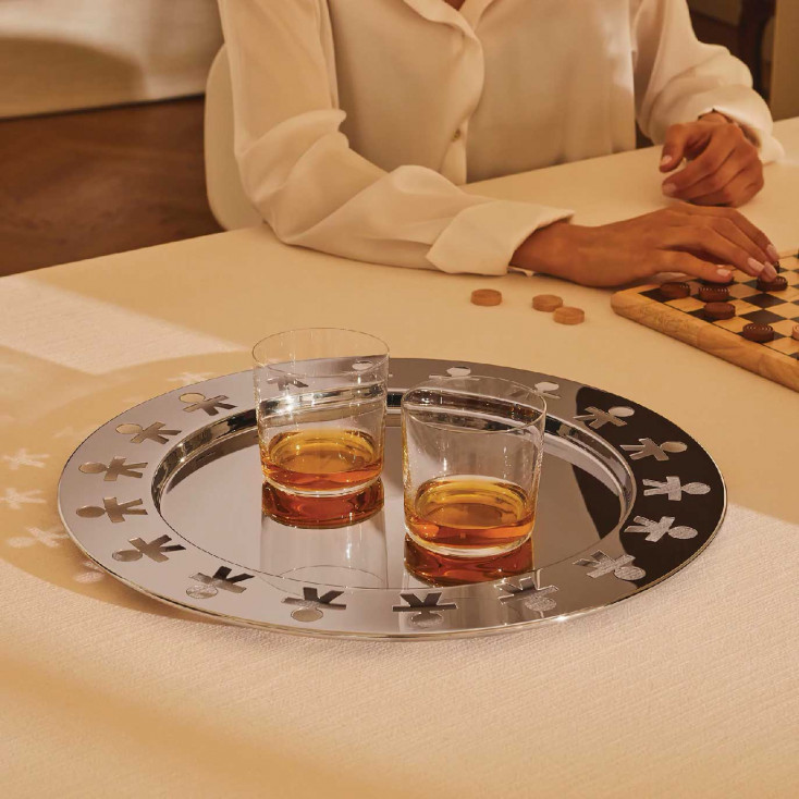 Vassoio rotondo in acciaio lucido traforato dal design moderno ed elegante