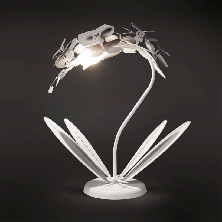 Lampada da tavolo piccola in metallo