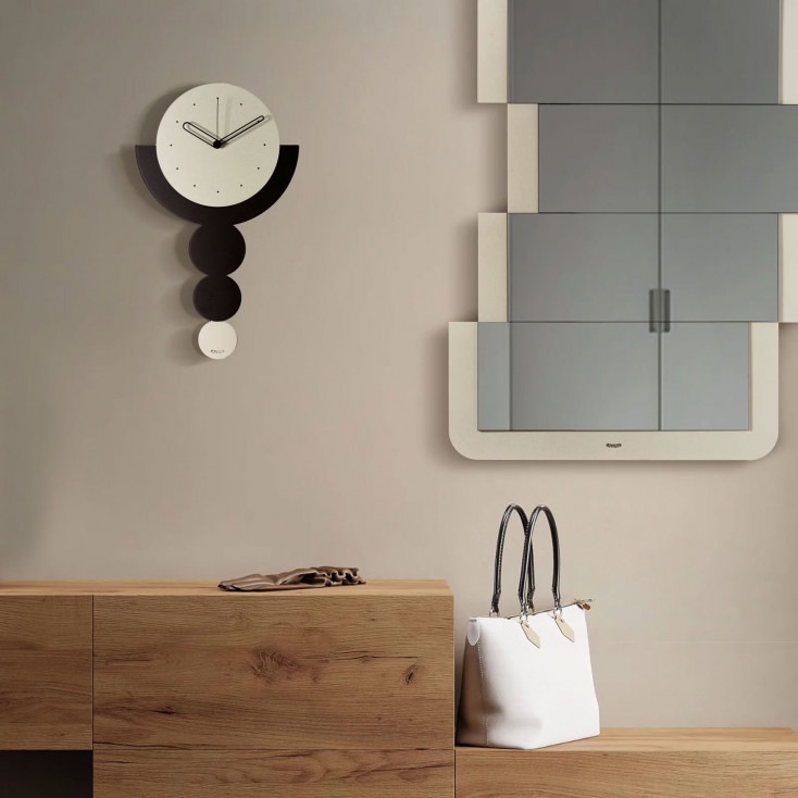 Orologio da parete moderno a pendolo con forme geometriche in metallo