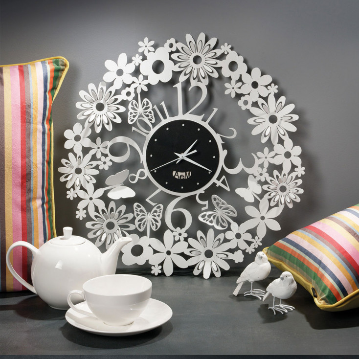 Orologio da muro in metallo con fiori e farfalle dal design moderno ed elegante