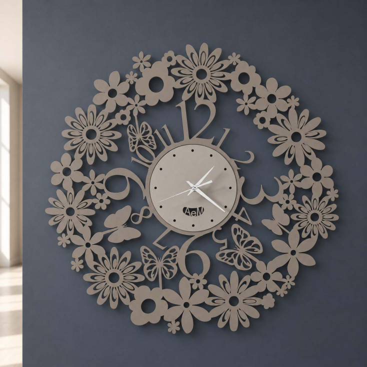 Orologio da muro in metallo con fiori e farfalle dal design moderno ed elegante