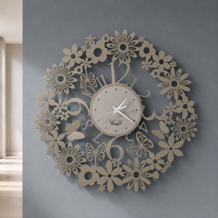 Orologio da muro in metallo con fiori e farfalle dal design moderno ed elegante