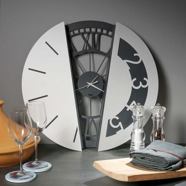 Orologio da muro rotondo in metallo dal design moderno ed elegante