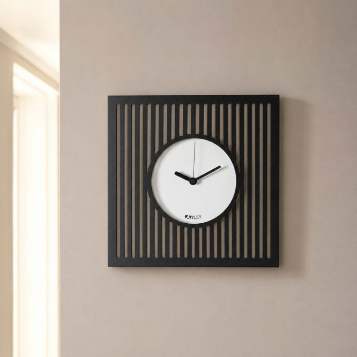 Orologio da parete compatto in metallo con design geometrico e stile moderno