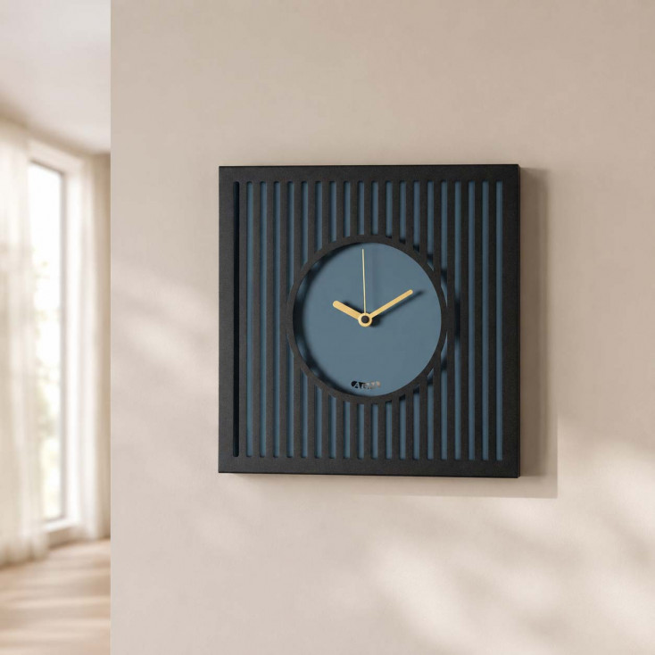 Orologio da parete compatto in metallo con design geometrico e stile moderno