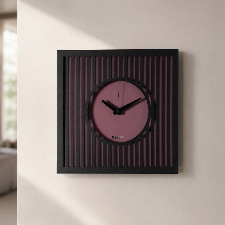 Orologio da parete compatto in metallo con design geometrico e stile moderno
