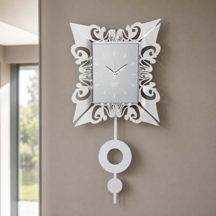 Orologio da parete decorativo con pendolo in metallo dallo stile elegante