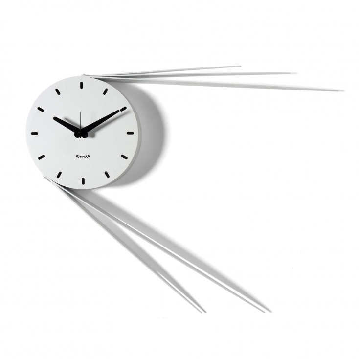 Orologio da parete di design in metallo con lancette estese e struttura moderna