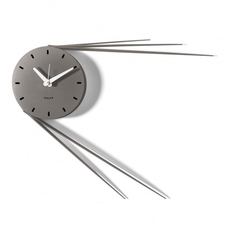 Orologio da parete di design in metallo con lancette estese e struttura moderna