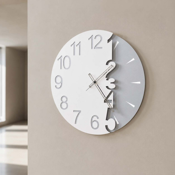 Orologio da parete di design in metallo con numeri ritagliati