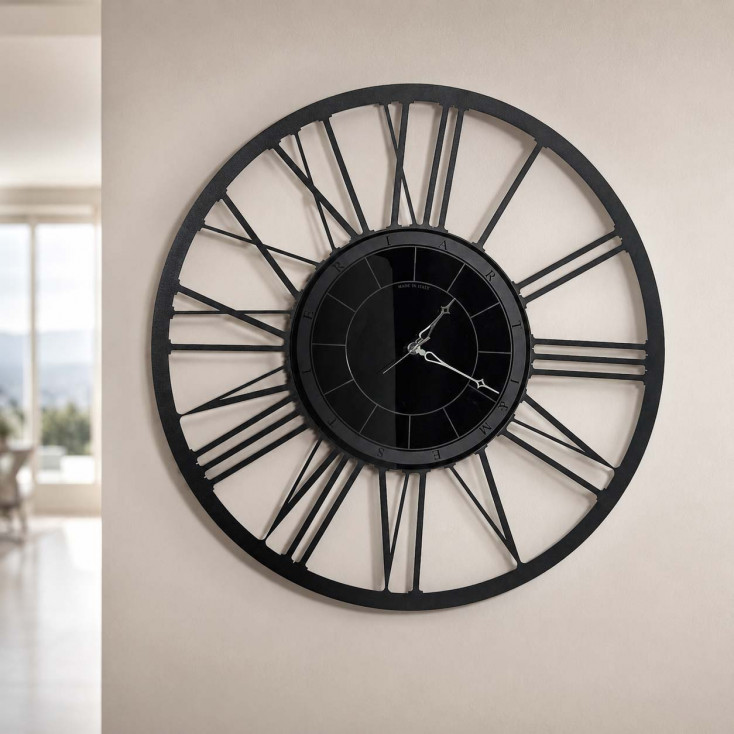 Orologio da parete grande di design in metallo con numeri romani