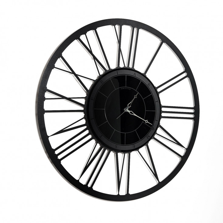 Orologio da parete grande di design in metallo con numeri romani