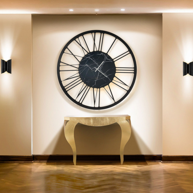 Orologio da parete grande in metallo rotondo con numeri romani design moderno