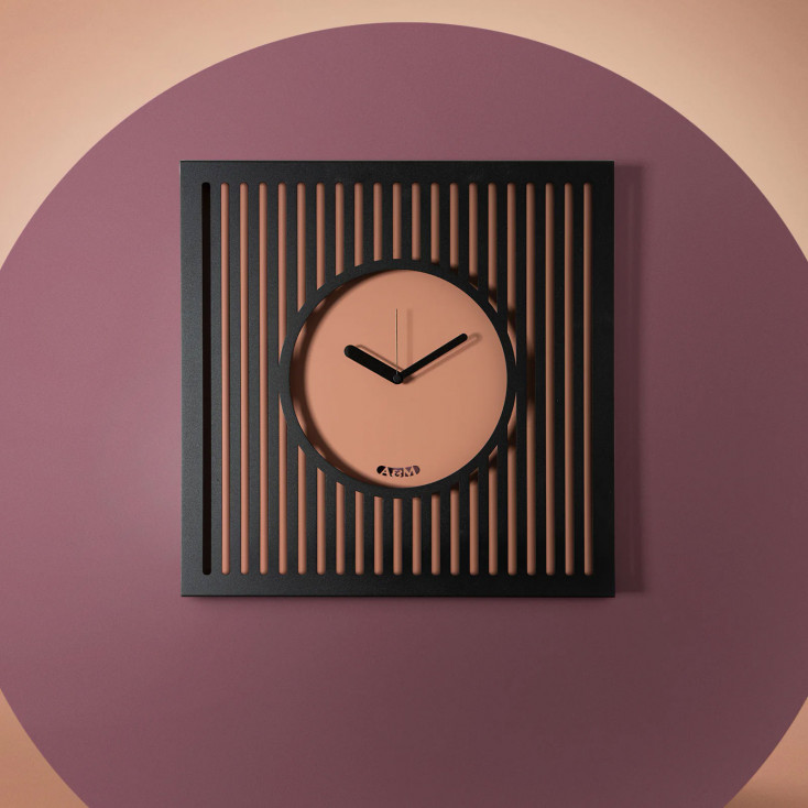 Orologio da parete moderno in metallo con quadrante circolare cornice traforata