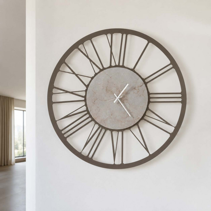 Orologio da parete in metallo con numeri romani e finitura marmo design moderno