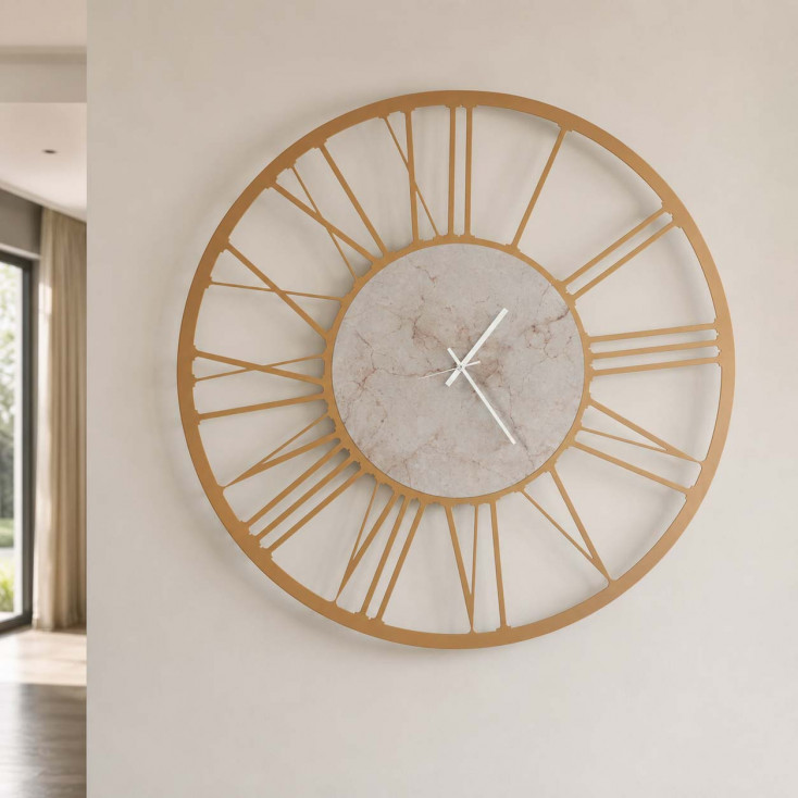 Orologio da parete in metallo con numeri romani e finitura marmo design moderno