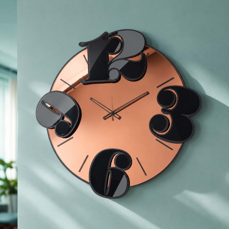 Orologio da parete in metallo con quadrante in vetro di design
