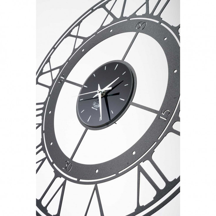 Orologio da parete in metallo piccolo dal design moderno