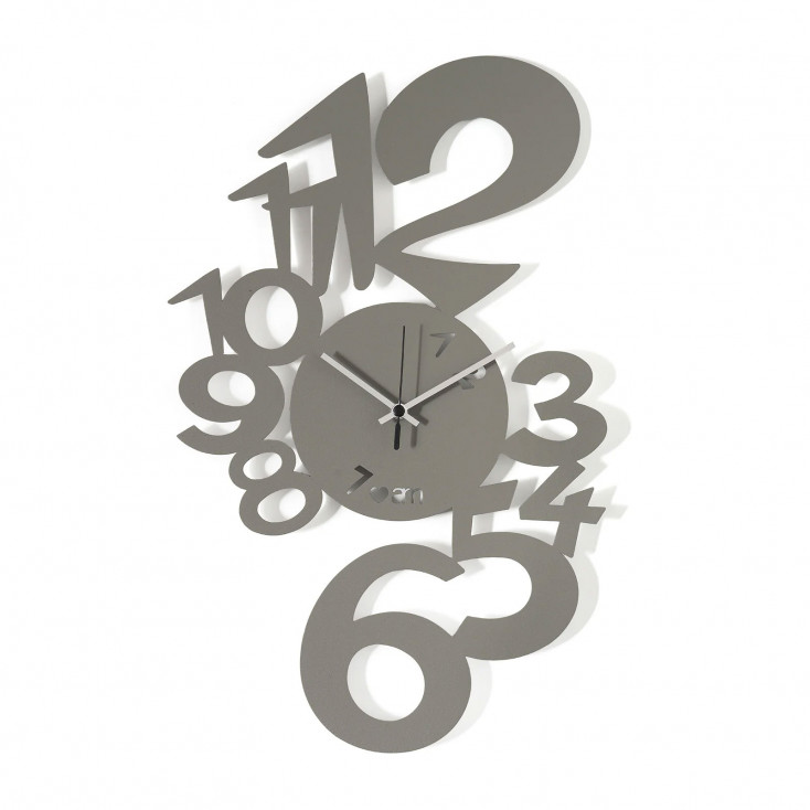 Orologio da parete moderno con numeri oversize in metallo tagliato