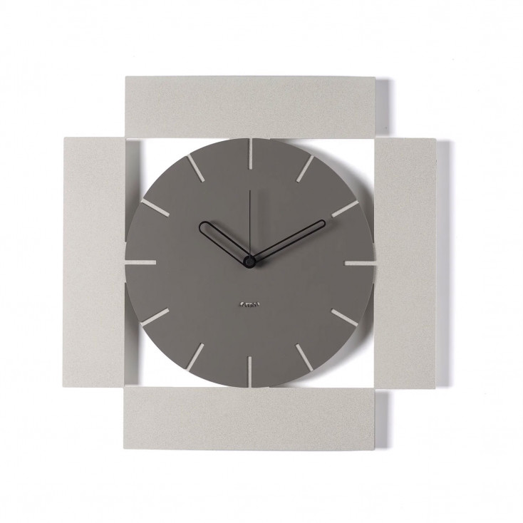 Orologio da parete minimalista in metallo dal design moderno