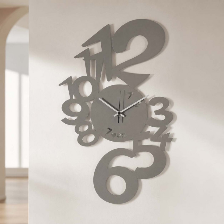 Orologio da parete moderno con numeri oversize in metallo tagliato
