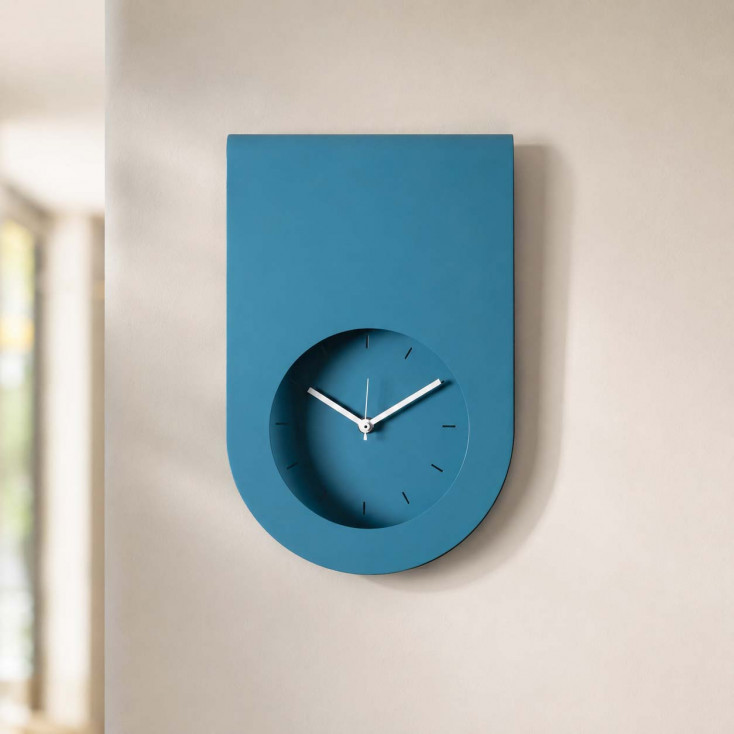 Orologio da parete moderno in metallo con design minimale e quadrante incassato