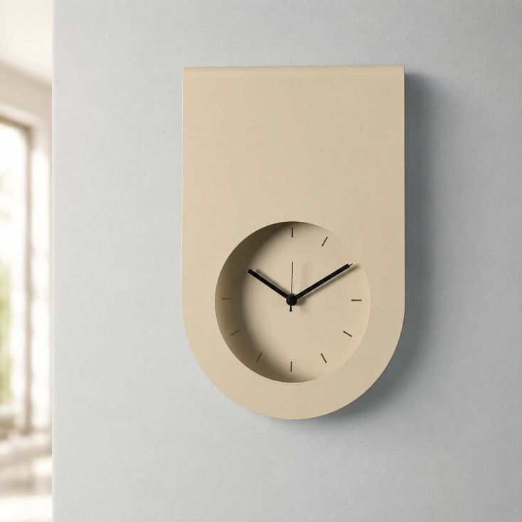 Orologio da parete moderno in metallo con design minimale e quadrante incassato